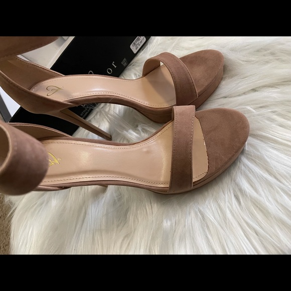 Windsor Heels - Picture 2 of 3